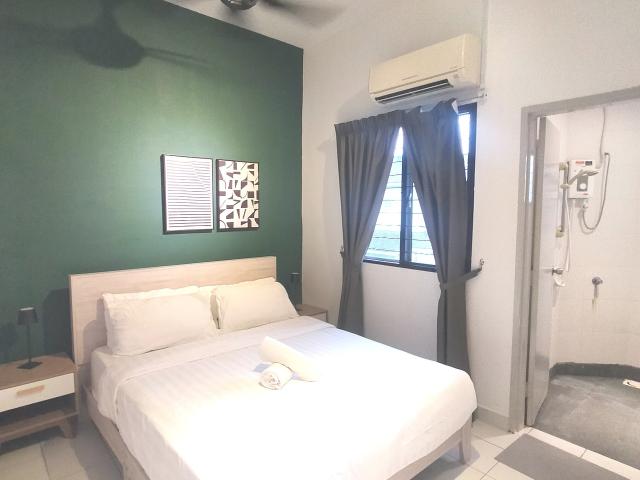Female ‍♀️‍♀️ Medium Room With Private Bath Room