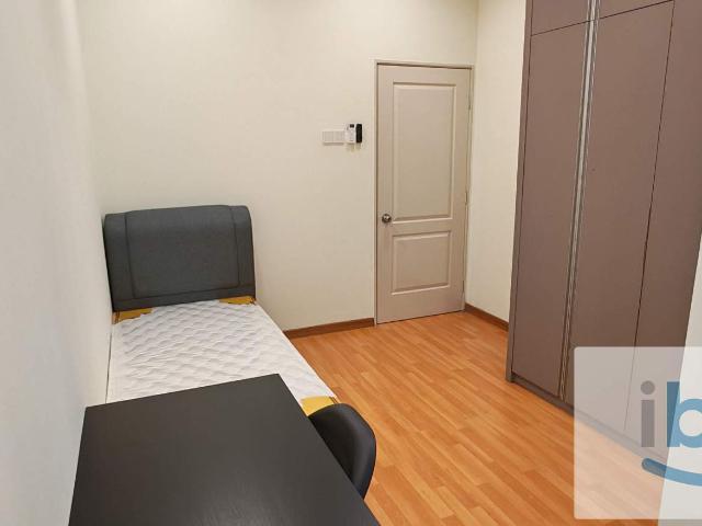 Female Middle Room Bandar Bukit Raja, Jalan Sumazau