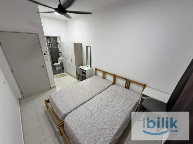 Female Muslim Master Room move in 1/9/26 available