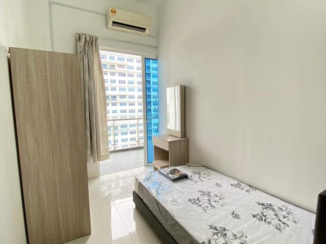 female Private Single room for rent at skypod !