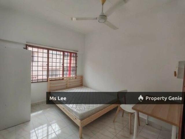 Female Room 1 @ 2nd Floor Shop Apt Sek 7 Shah Alam near UITM Ready Now