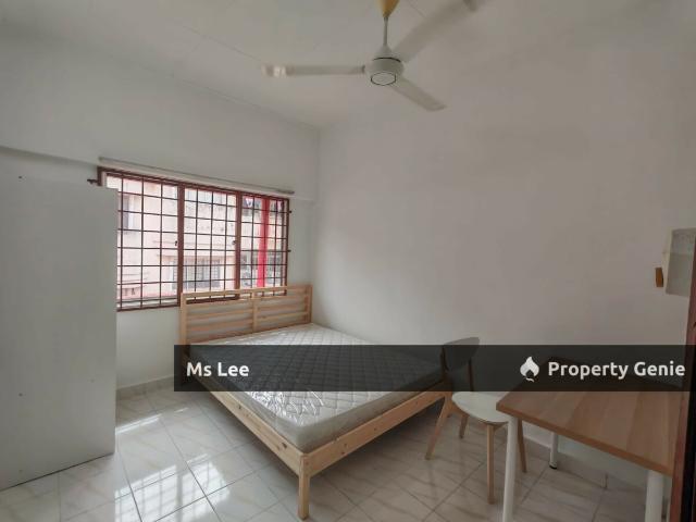Female Room 1 @ 2nd floor Shop Apt Sek 7 Shah Alam near UITM Ready Now
