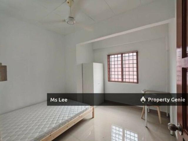 Female Room 2 @ 2nd Floor Shop Apt Sek 7 Shah Alam near UITM Ready 15/10