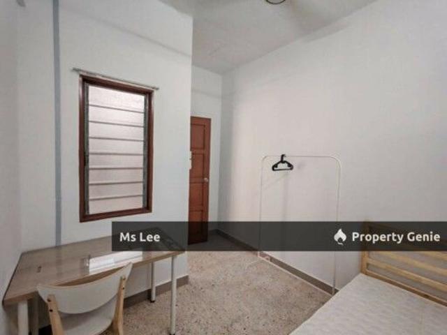Female Room 3 @ 2nd Floor Shop Apt Sek 7 Shah Alam near UITM Ready Now