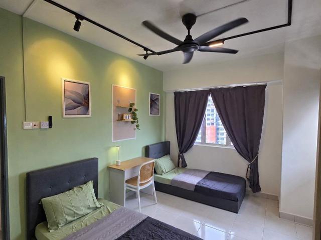 Female Room rental at Subang Jaya master bedroom