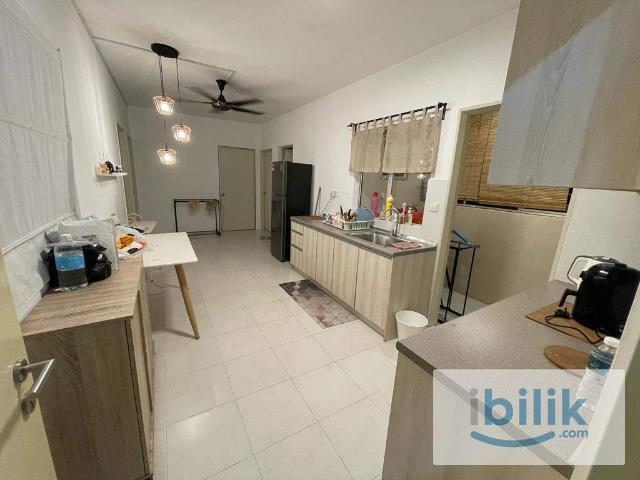 Female Room Single Big Room with Queen Bed walk to LRT Sri rampai
