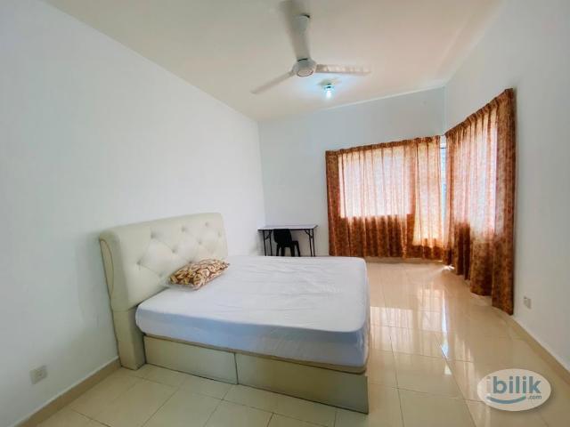 Female Well keep master bedroom at pelangi utama