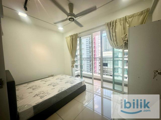 Female Unit 5 min walk to LRT Ara Damansara! Middle Room at Pacific Place