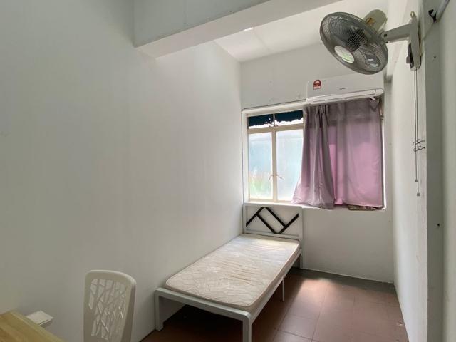Female unit ️ easy access lrt station. Located Near Section 14 / Jaya Shopping Centre