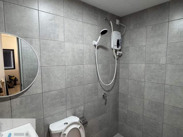 Female unit for UPM student! Near mrt! Middle Room