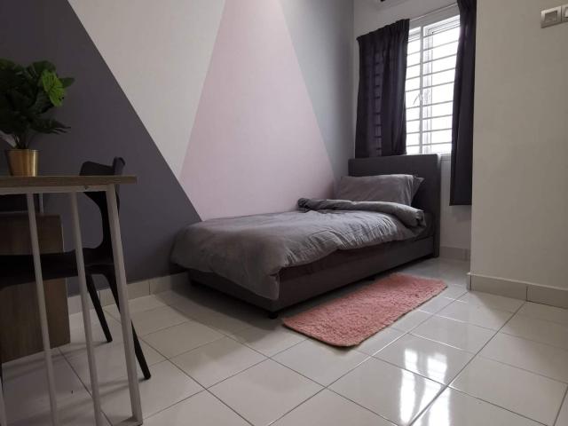 Female Unit Fully Furnished Room for Rent at Subang 2