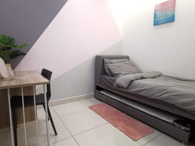 Female Unit Fully Furnished Room for Rent at Subang 2 – Move in Ready!