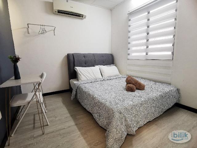 Female unit medium room at pjs 7 bandar sunway walk to taylors no partition