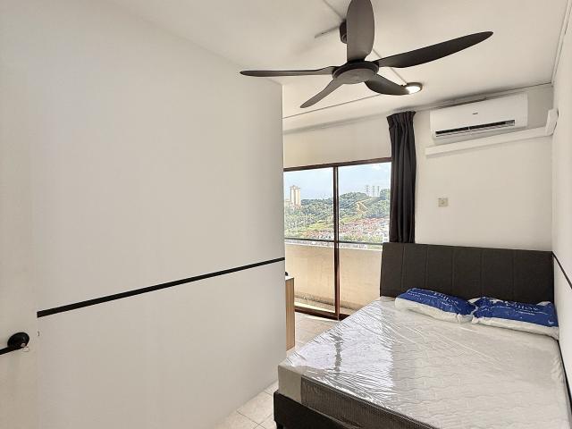 FEMALE UNITREADY TO MOVE INMiddle Room at Palm Spring, Kota Damansara