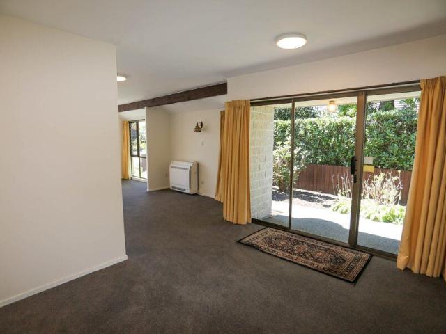 FENDALTON – SPACIOUS 2 BEDROOM PROPERTY WITH SINGLE GARAGE