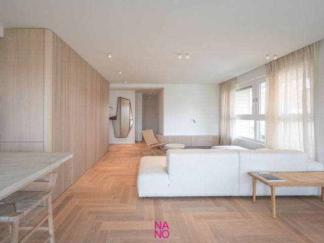 FENOMENAAL gerenoveerd hoekappartement met 3 ruime slaapk.