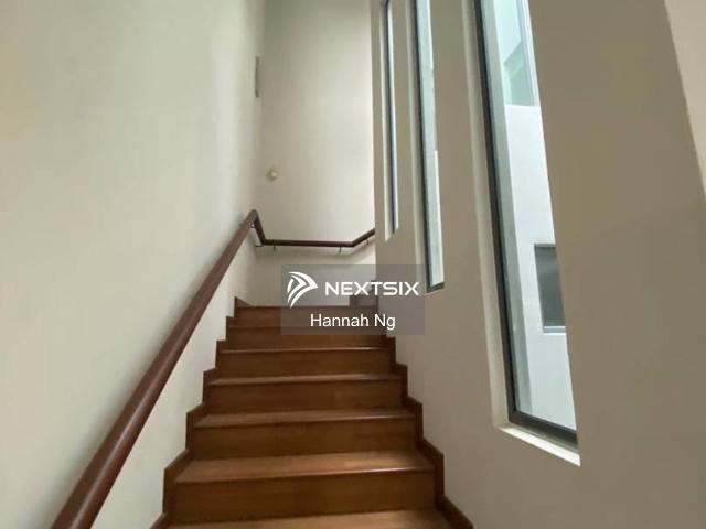 Featuring 4 bedrooms and 2 bathrooms, the home comes with a balcony and kitchen table top for added comfort. A practical and affordable landed home in a convenient Klang location