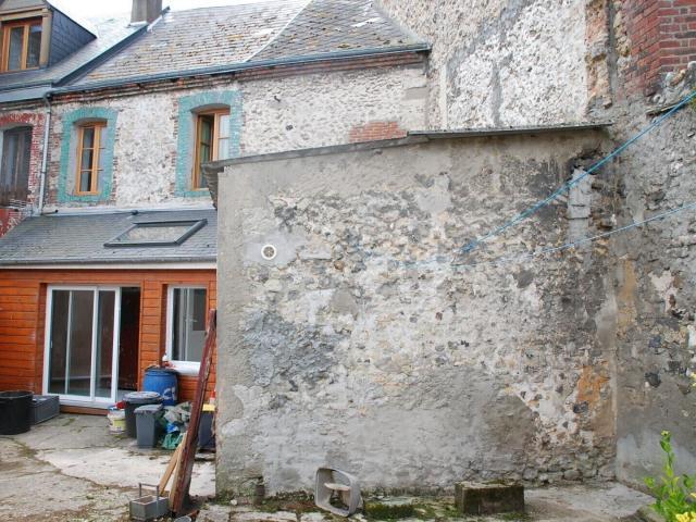 FECAMP, A 2 pas de la plage, maison de ville avec grande cour