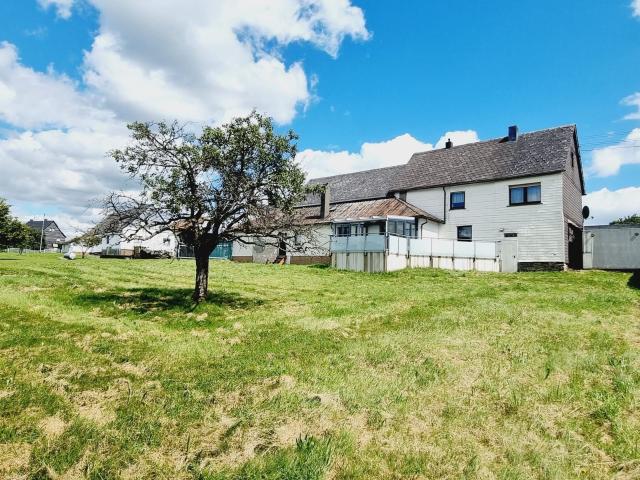 Fehl Ritzhausen: sanierungsbedürftiges Bauernhaus mit Scheune und Garage sowie großem Areal