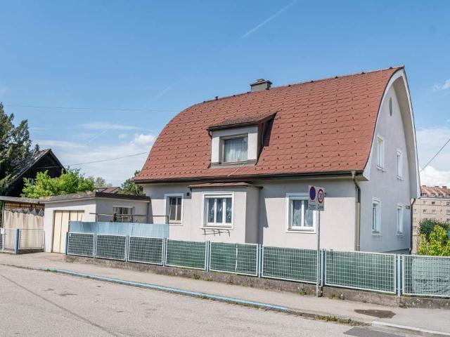 Feines Stadthaus mit Gewerbemöglichkeit und Garagen