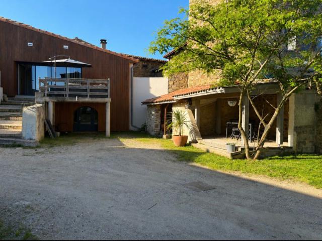 FELINES Maison de village avec grande cour intérieure