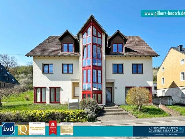 Fell Fastrau: Großzügige Maisonettewohnung mit Balkon in einem gepflegten Wohnhaus mit 4 Wohnungen