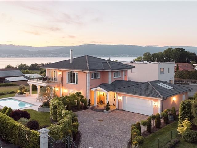 FERIENGEFÜHLE VILLA MIT SICHT AUF DEN NEUENBURGERSEE