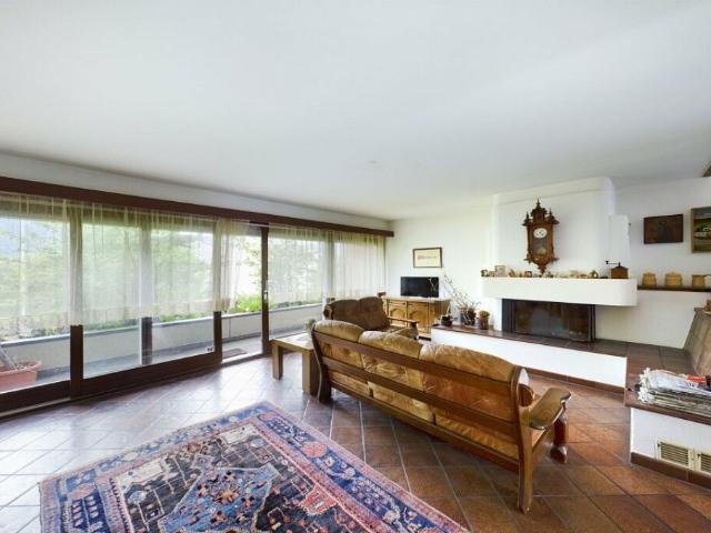 Grande casa con ampi spazi a due passi dal lago! Anche come residenza secondaria