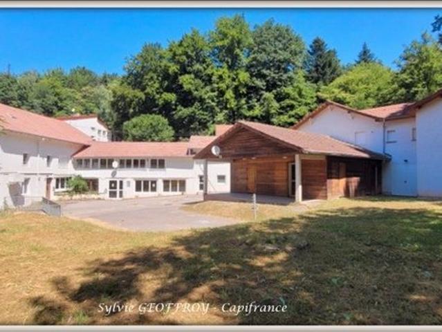 Ferme 50 pièces 1 400 m²