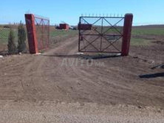 Ferme 10.5 hectares divisée par une route, équipée en énergie