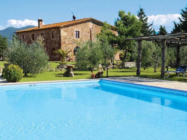 Ferme toscane classique au coeur d'une oasis naturelle au bord d'un lac