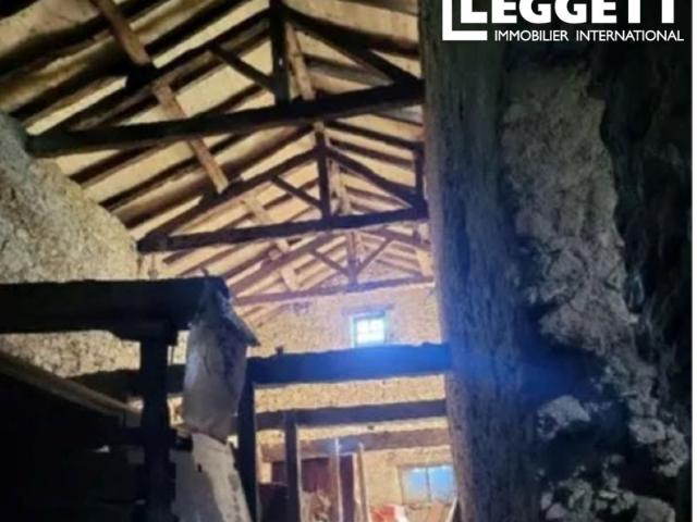 Ferme à rénover à 5 mn d'Auch, terrain de 6200 m², toit neuf, en position dominante, dépendances