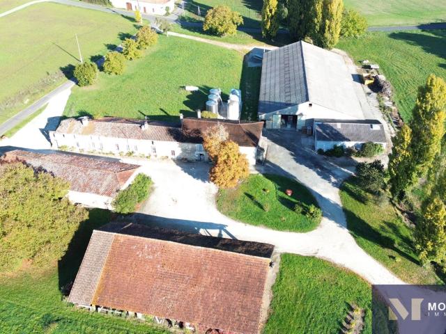 Ferme A Renover Avec 1.7 Ha Et Plus De 2000 M2 De Dependance. 148m² Baignes Sainte Radegonde