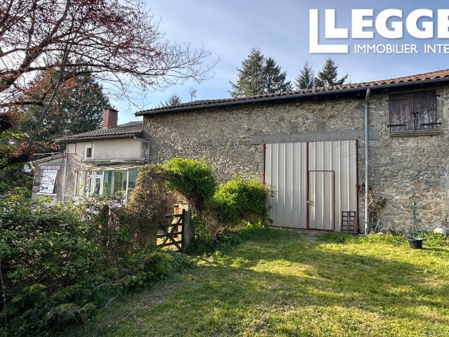 Ferme à vendre avec maison 3 chambres, granges, pâturages, bois et deux étangs dans un hameau calme