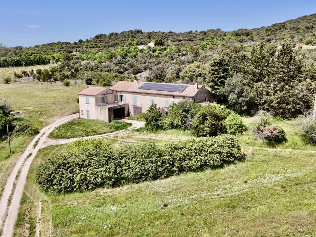 Ferme avec nombreuses dépendances, gîtes et piscine. 360m² Malaucène