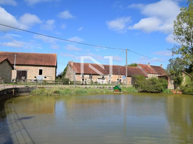Ferme bourguignone avec terrain de 8 000 m² – fort potentiel !