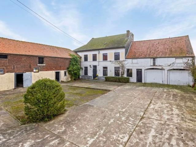 Ferme carrée unique dans un bel environnement rural