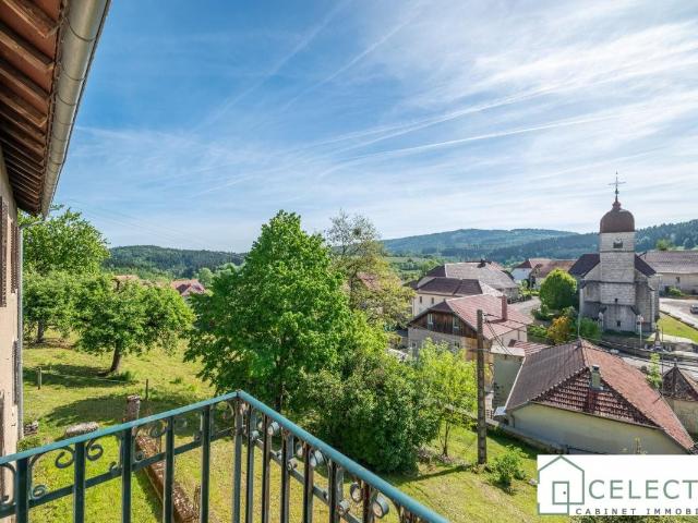 Ferme comtoise avec plus de 550 m² de dépendances sur 1 500. 170m² Ouhans