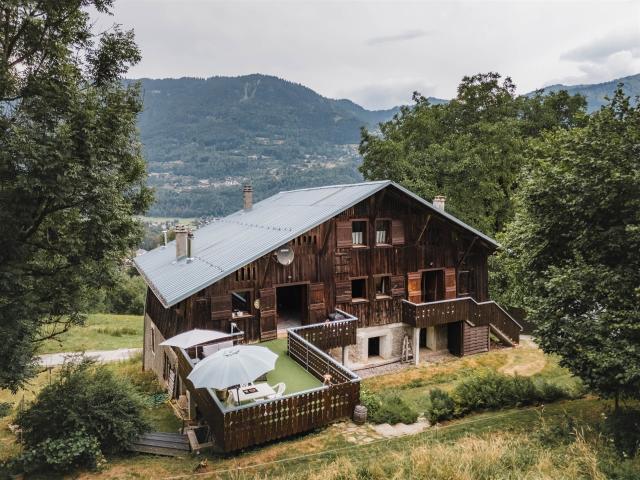 Ferme de caractère avec gîte indépendant et accès skis aux p. 310m² Morillon