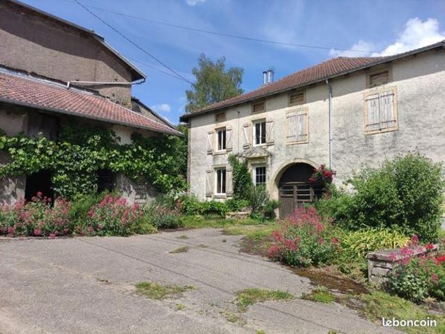 Ferme de caractère habitable, 3 chambres, en partie rénovée dépendances et beau jardin de 34 ares