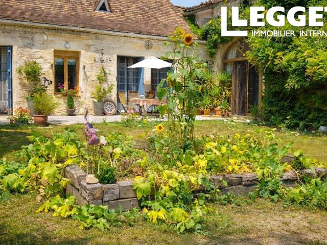 Ferme de charme avec 5 chambres et 3 salles de bains, dépendances, piscine et joli jardin, au calme