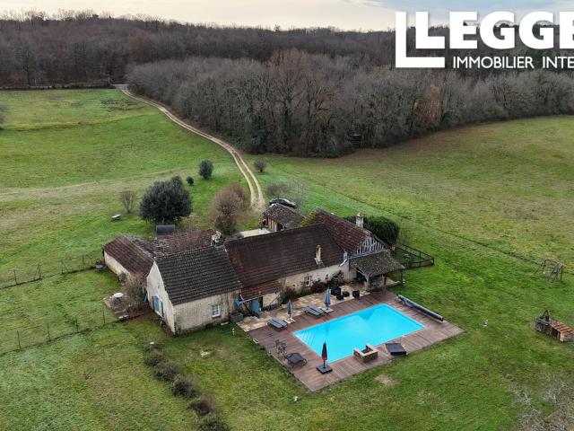 Ferme du XVIIIe siècle avec gîte, chambres d'hôtes, piscine et 5 ha au cœur du Périgord