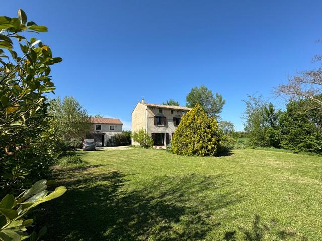 Ferme en campagne avec grand terrain et dépendances 165m² Le Thor