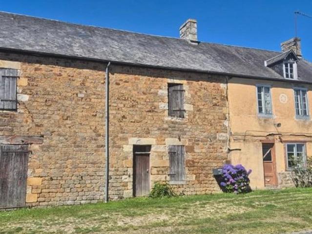 Ferme en pierre de 2 chambres avec grange attenante, à rénover et aménager entièrement, située sur un terrain rural de 1 175 m² à proximité de la ville de Mortain