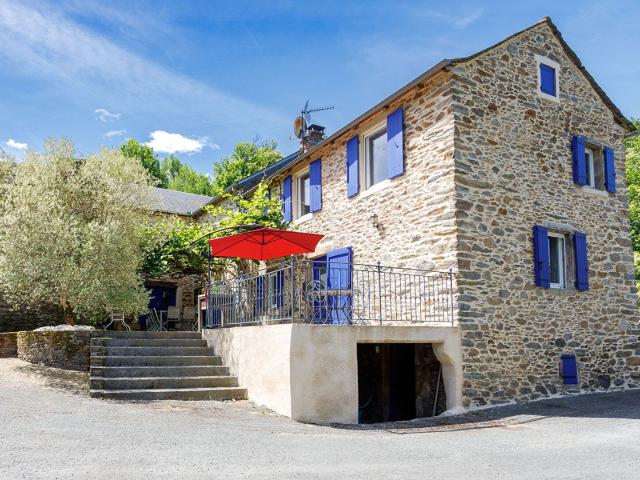 Ferme en pierre rénovée, piscine, gîtes indépendants et 6 he. 220m² Curvalle