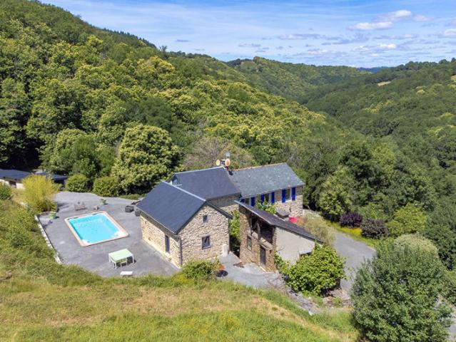Ferme en pierre rénovée, piscine, gîtes indépendants et 6 hectares de nature préservée