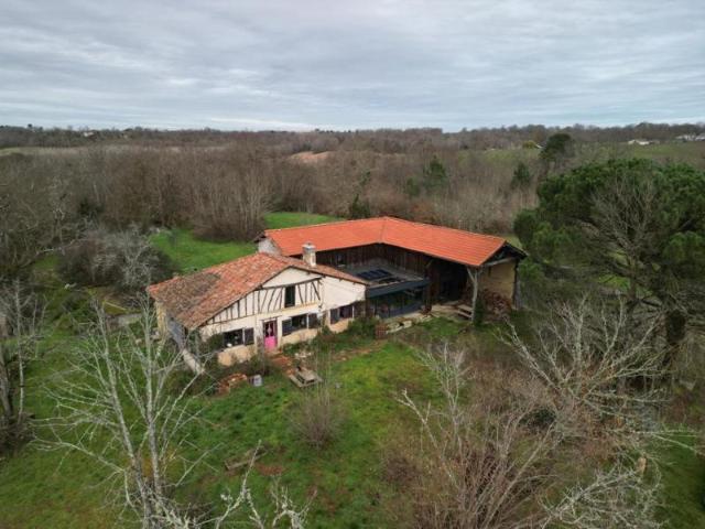 Ferme gasconne rénovée avec gîte indépendant dans un environnement boisé