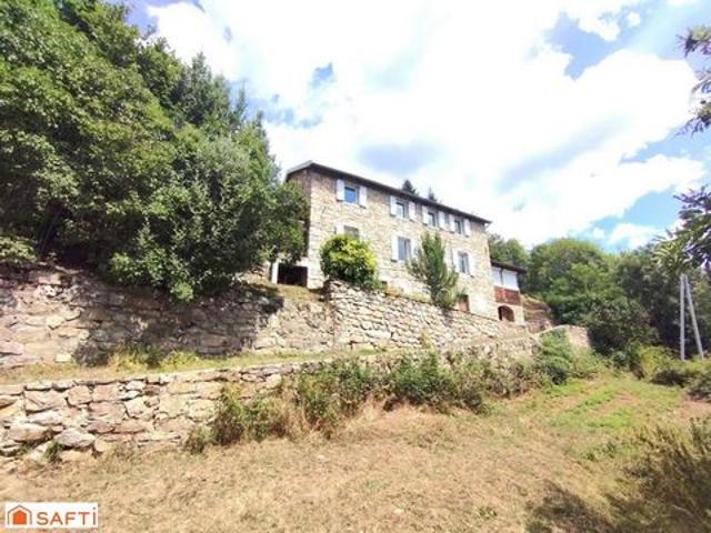 Ferme isolée 228m², terrains 5 hectares, sources
