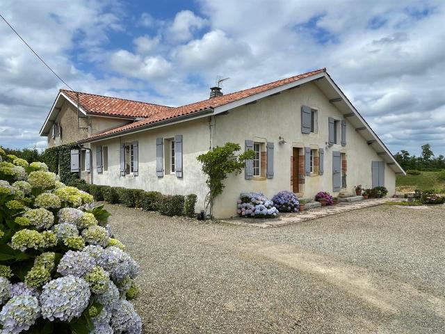 Ferme landaise rénovée avec dépendances sur terrain 2342m2 209m² Montfort en Chalosse