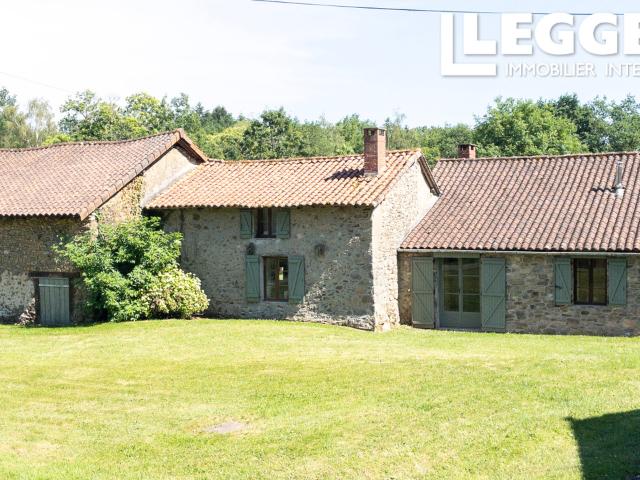 Ferme magnifiquement présentée avec gîte potential, annexe d'une chambre, grange, 22 500 m² de terrain